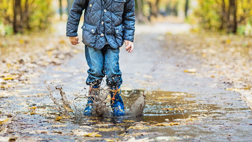 wandelnieuws herfst kind stampen in plassen shutterstock