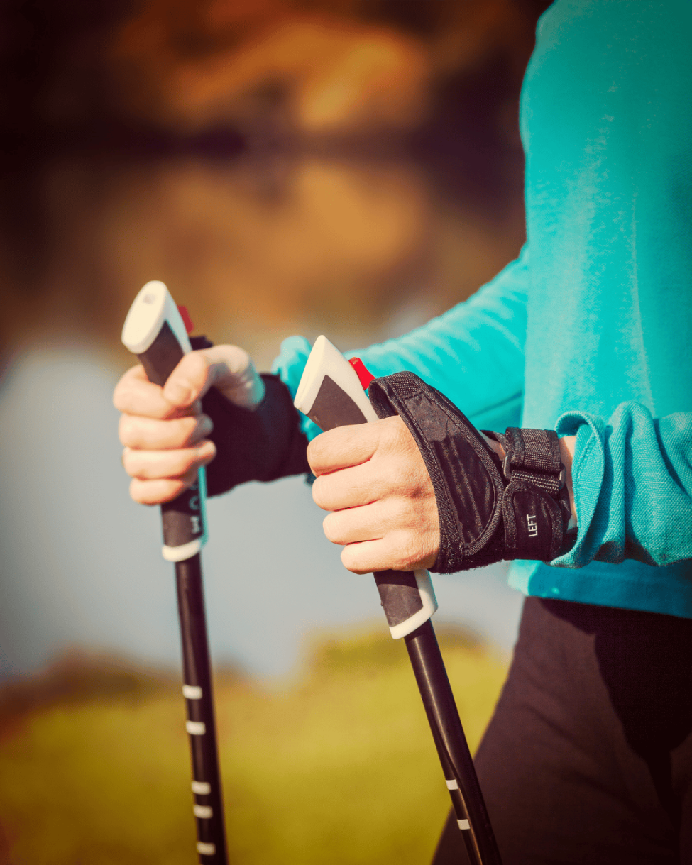 een paar goede nordic walking stokken zijn een must tijdens wandelen in de herfst